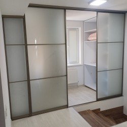 Uși glisante cu sticlă Lacomat pentru separarea camerei A-91